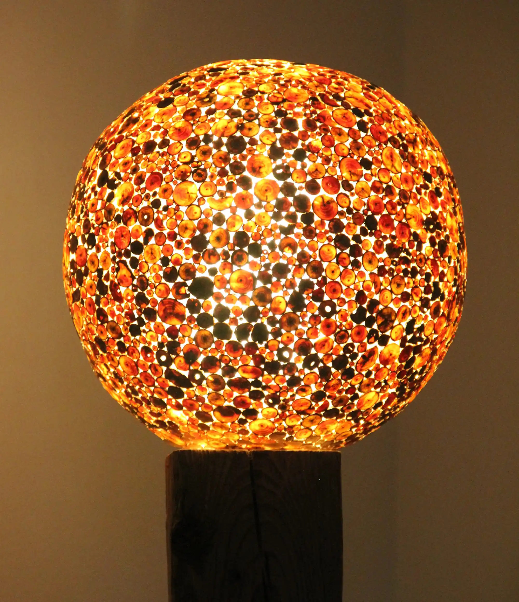 A Holz Maurer Bild b Gefaess in Nussbaum 02 Jo Maurer A5k