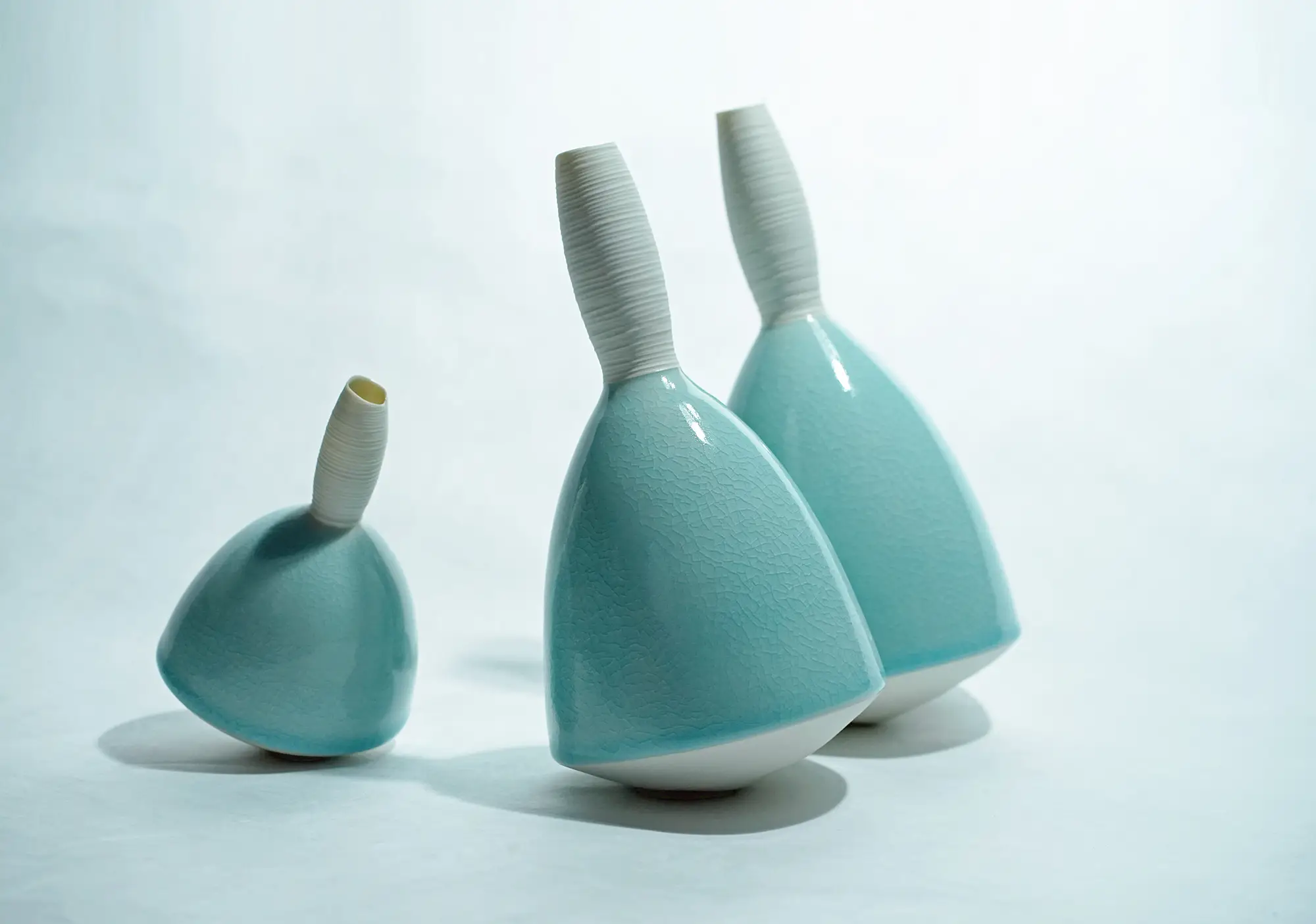 A Keramik Gomes da Costa Hozana Schwingschalengruppe lachsfarben und weiß Foto K Ditté