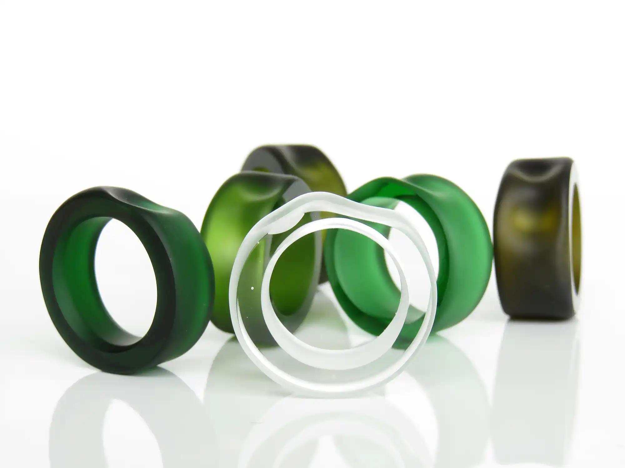 A Keramik Gomes da Costa Hozana Schwingschalengruppe lachsfarben und weiß Foto K Ditté